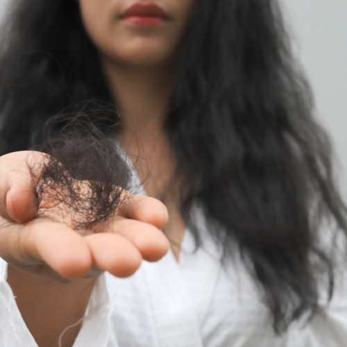 Tóc yếu, khô, dễ gãy có thể do cơ thể cảnh báo đang thiếu 3 chất này, chị em lưu ý ngay